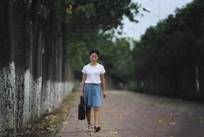 河南女孩带着精神病母亲上大学：日子会越来越好