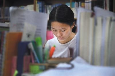 河南女孩带着精神病母亲上大学：日子会越来越好