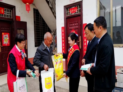 中国人寿西峡支公司：情暖留守老人 传递关爱与防范意识